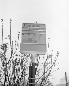 881549 Afbeelding van een nieuw type bushaltebordje (voor de bushalte Voorstraat) bij het G.V.U. op het terrein aan de ...